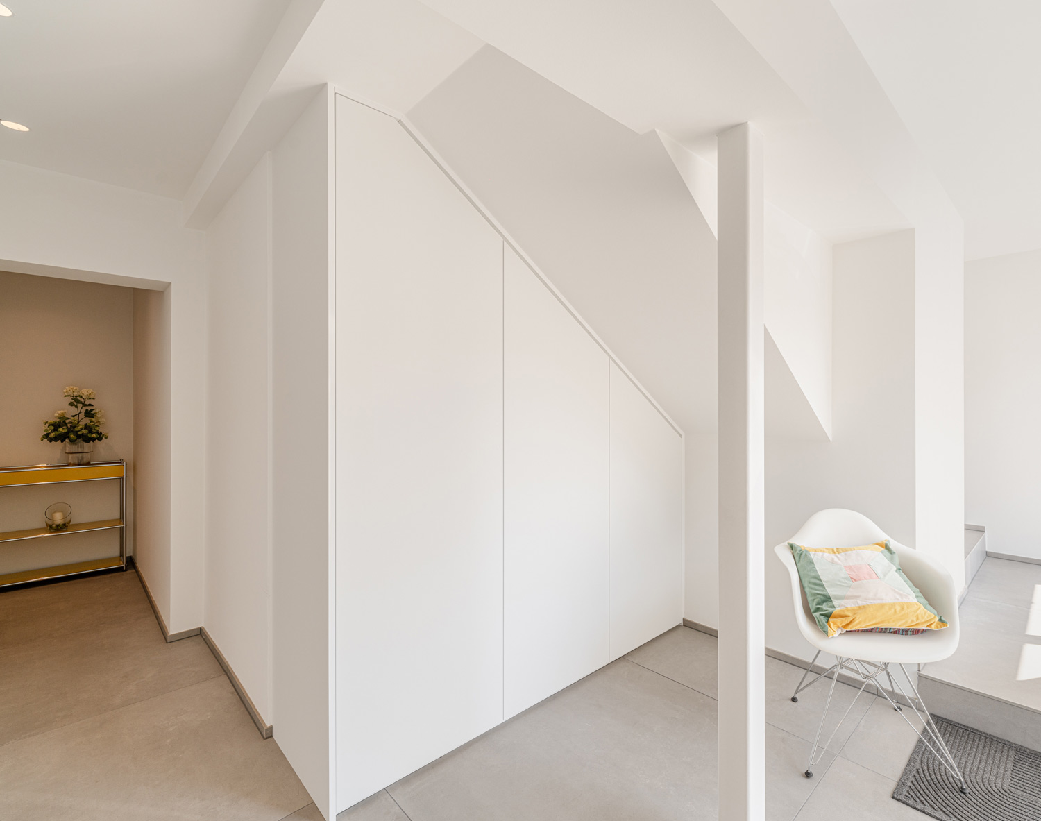 Minimalistischer Schrank für die Dachschräge mit Schranktüren