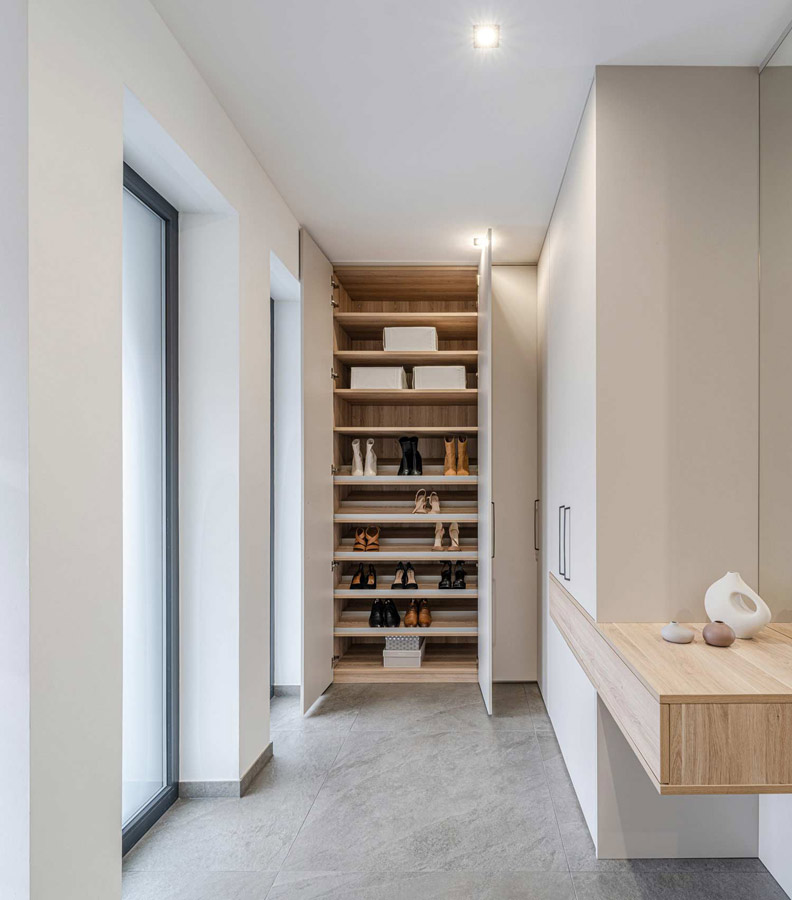 Moderner Flur Einbauschrank über Eck geplant mit integriertem Schuhregal