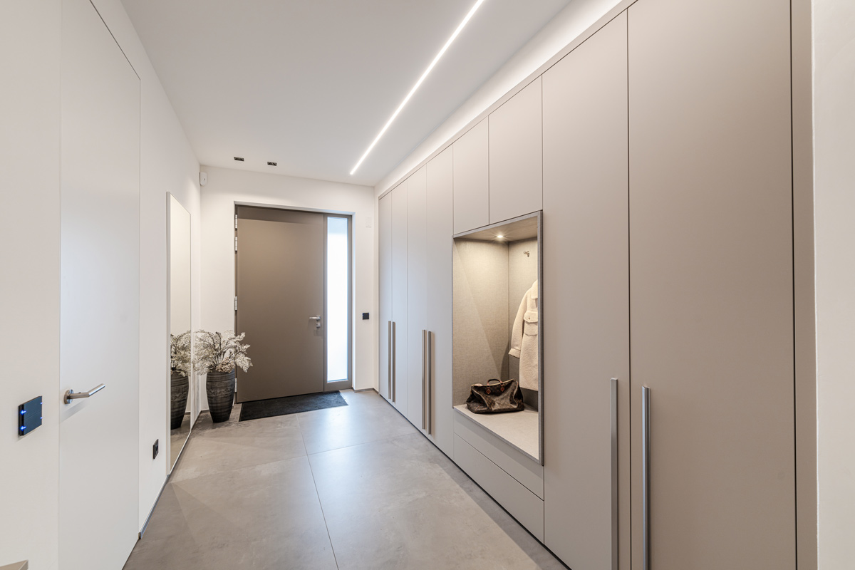 Einbauschrank im Flur mit Sitzbank und Beleuchtung