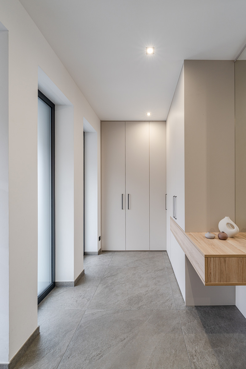 Maßgefertigte Flurgarderobe über Eck in Weiß, perfekt angepasst an den Eingangsbereich.