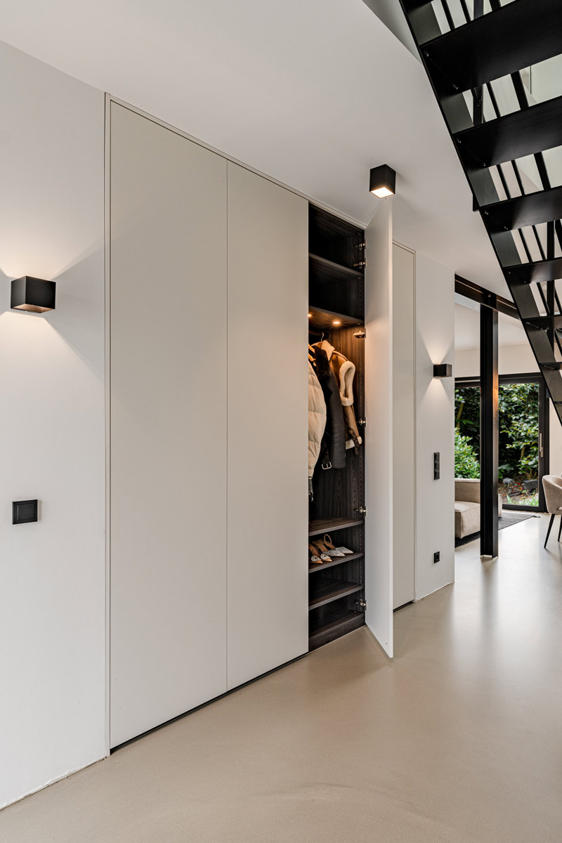 Maßgefertigter Flurschrank mit weißen Türen