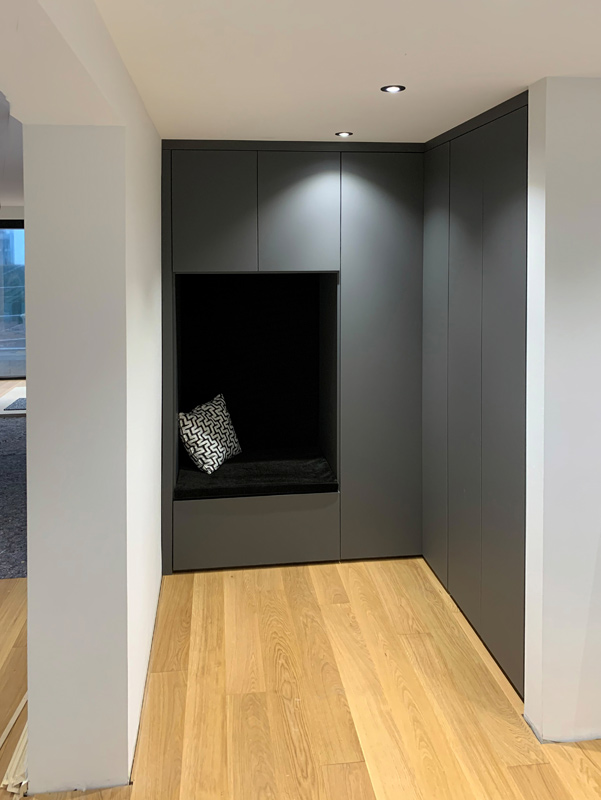 Eckgarderobe mit Sitzbank in dunklem Dekor