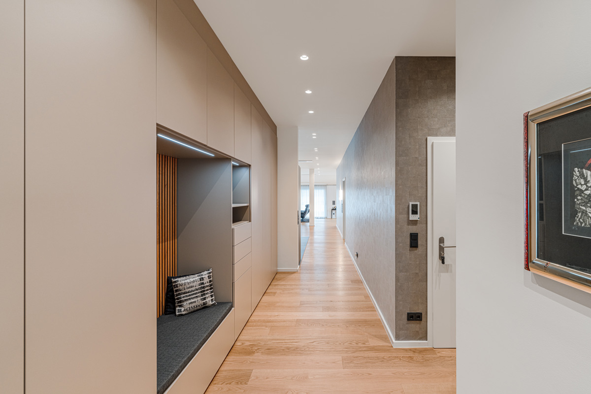 taupe farbende Garderobe mit Sitzbank in einem Flur
