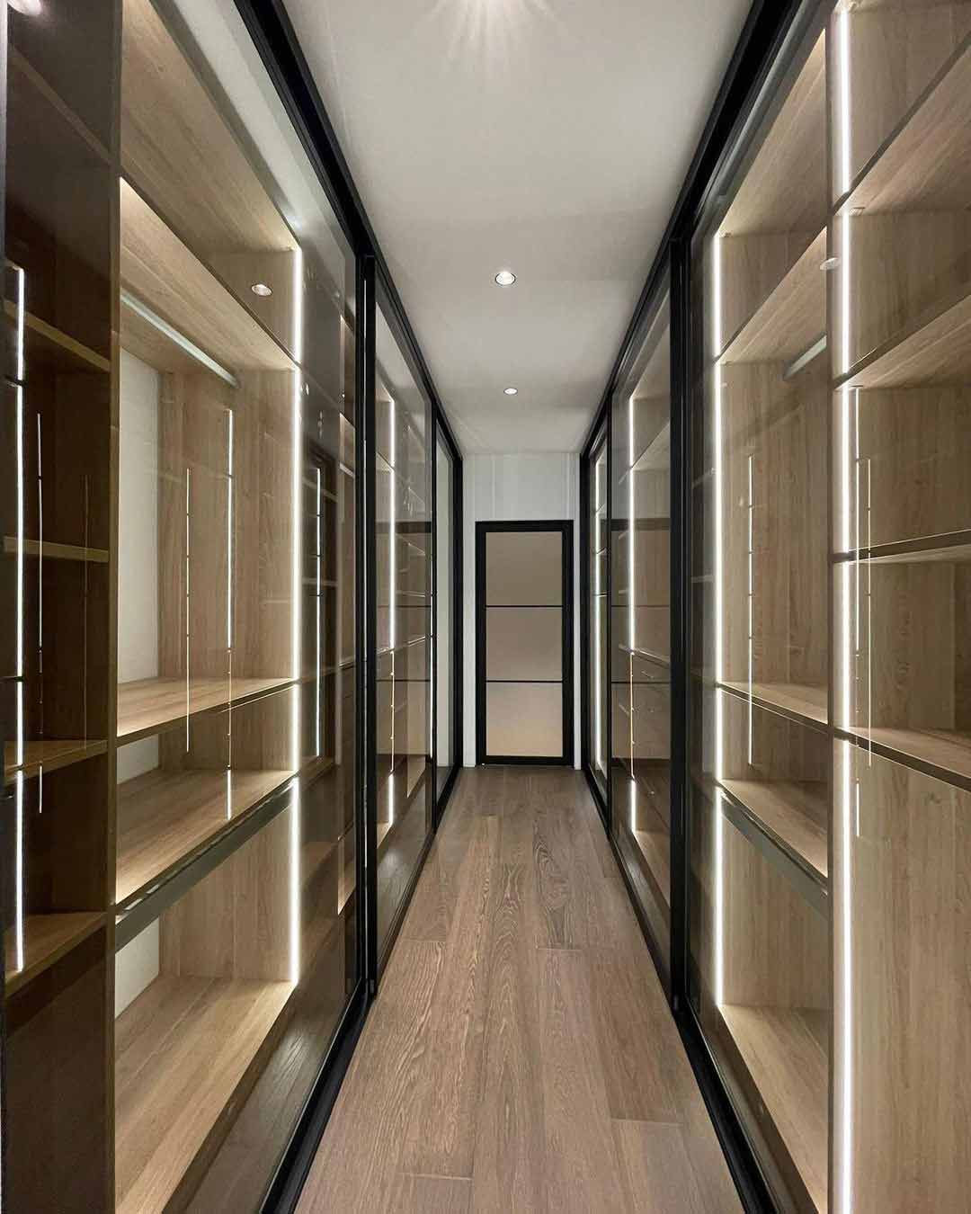 Kleiderschrank mit Glasschiebetüren