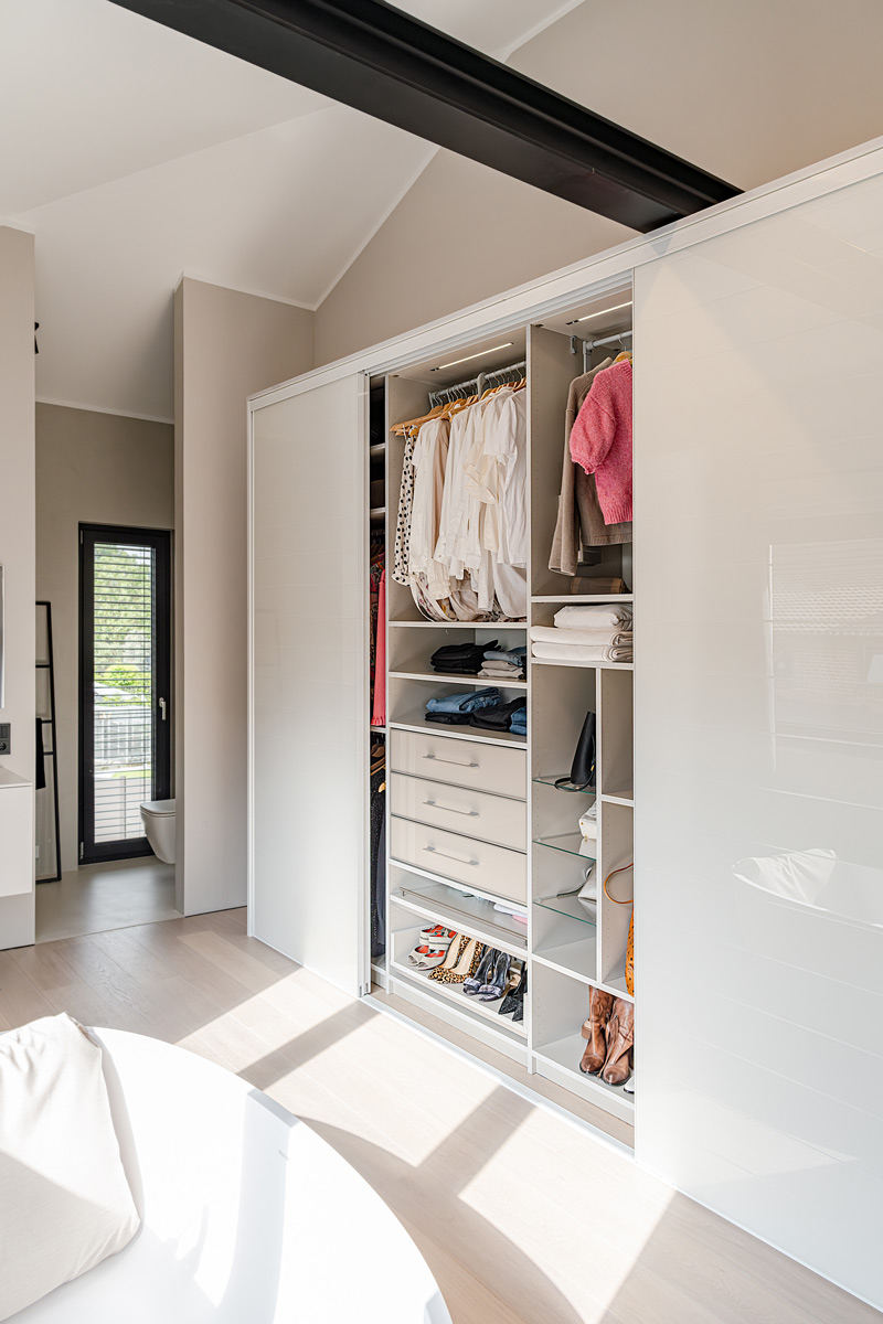 Kleiderschrank mit weißen Schiebetüren aus Glas