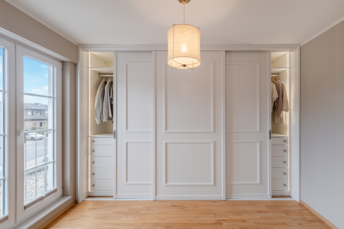 Kleiderschrank mit Schiebetüren im Landhausstil
