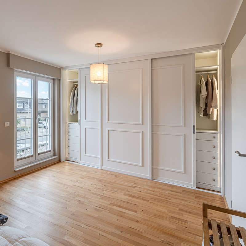 Schrank im Landhausstil mit Schiebetüren nach Maß