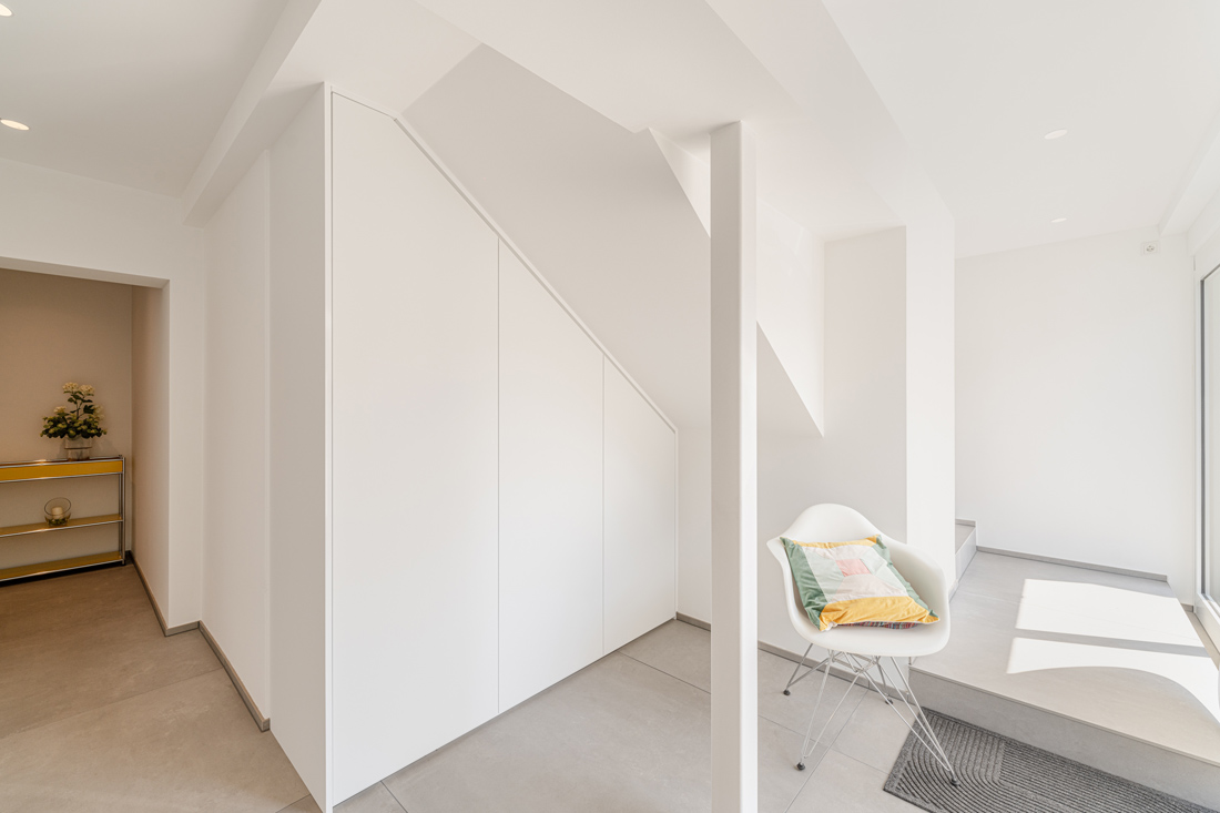 Nische clever gelöst mit einem weißen Dachschrägenschrank in der Nische eingebaut