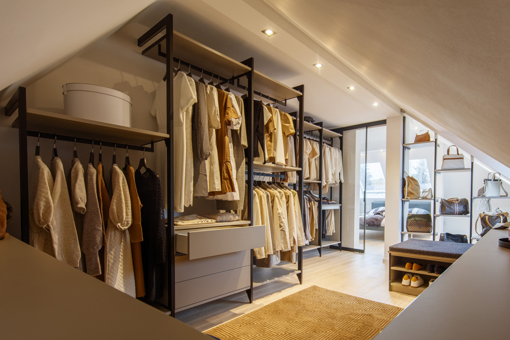 Modernes Regalsystem für den begehbaren Kleiderschrank