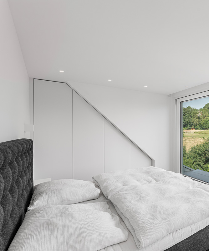 Maßgefertigter Einbauschrank für das Schlafzimmer unter einer Dachschräge verbaut
