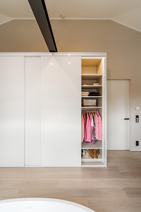 Minimalistischer Kleiderschrank mit weißen Schwebetüren aus Glas