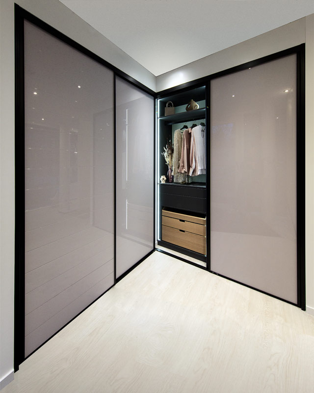 Schwebetürenschrank über Eck
