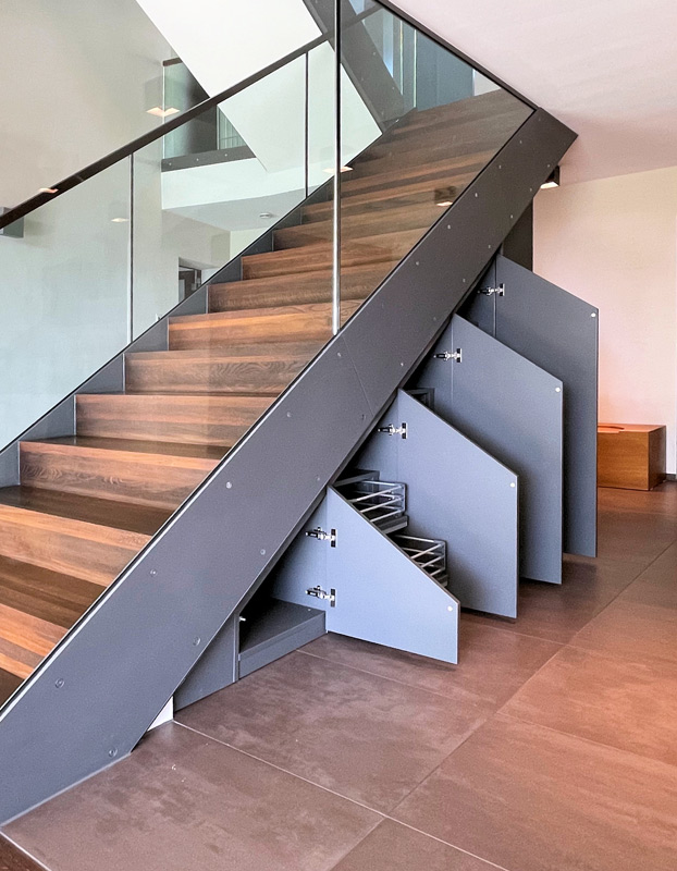 dunkler Treppeneinbauschrank