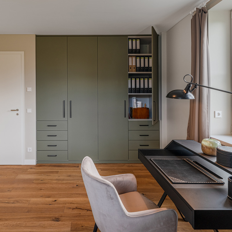 Wandschrank mit Linoleum Schranktüren im Büro verbaut