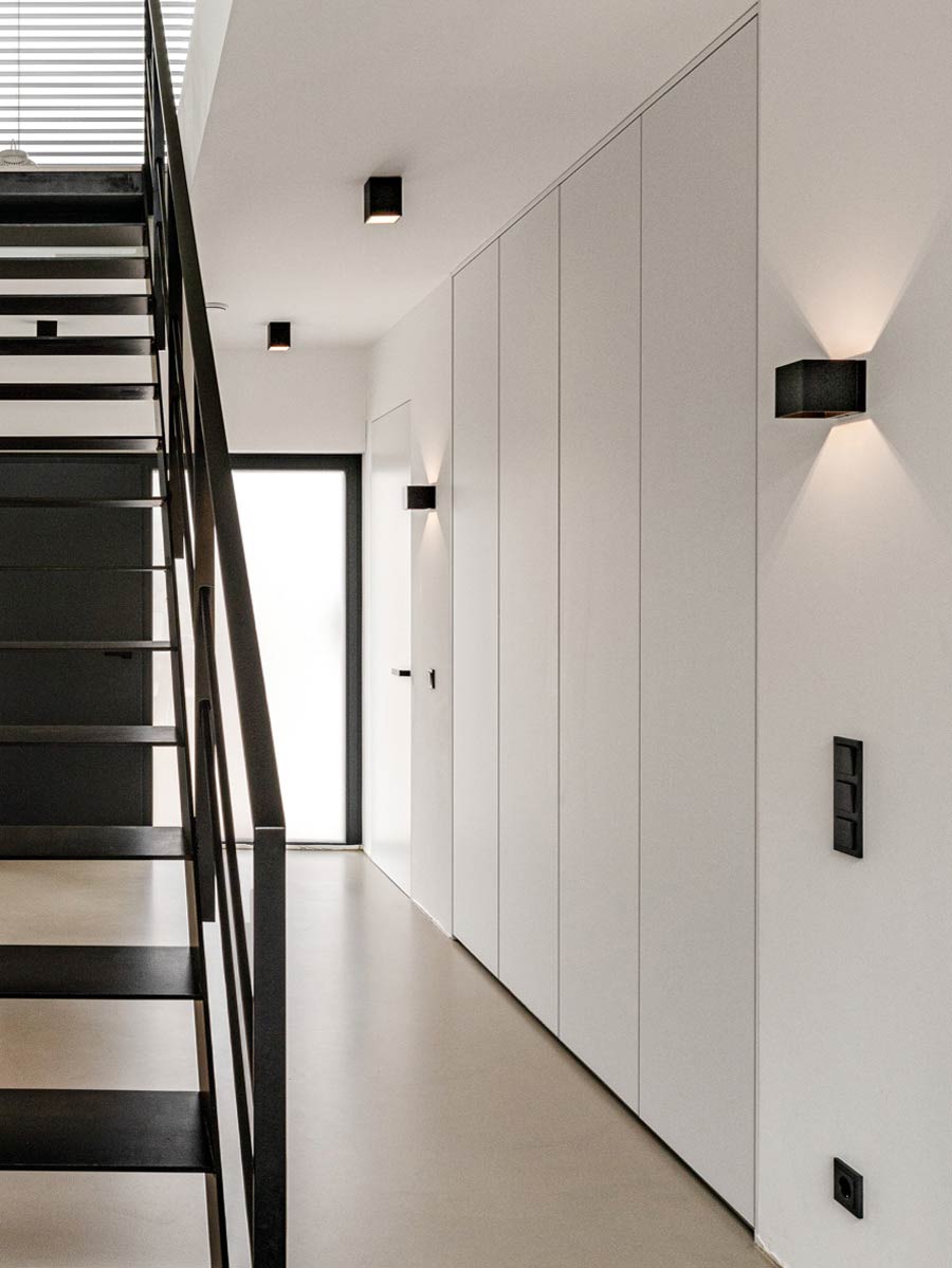 minimalistischer weißer Einbauschrank für die Garderobe mit raumhohen Türen