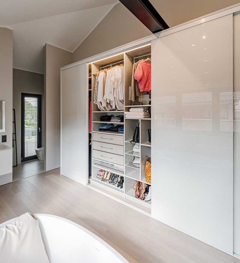 freistehender Kleiderschrank mit individuellem Innensystem und Glasschiebetüren