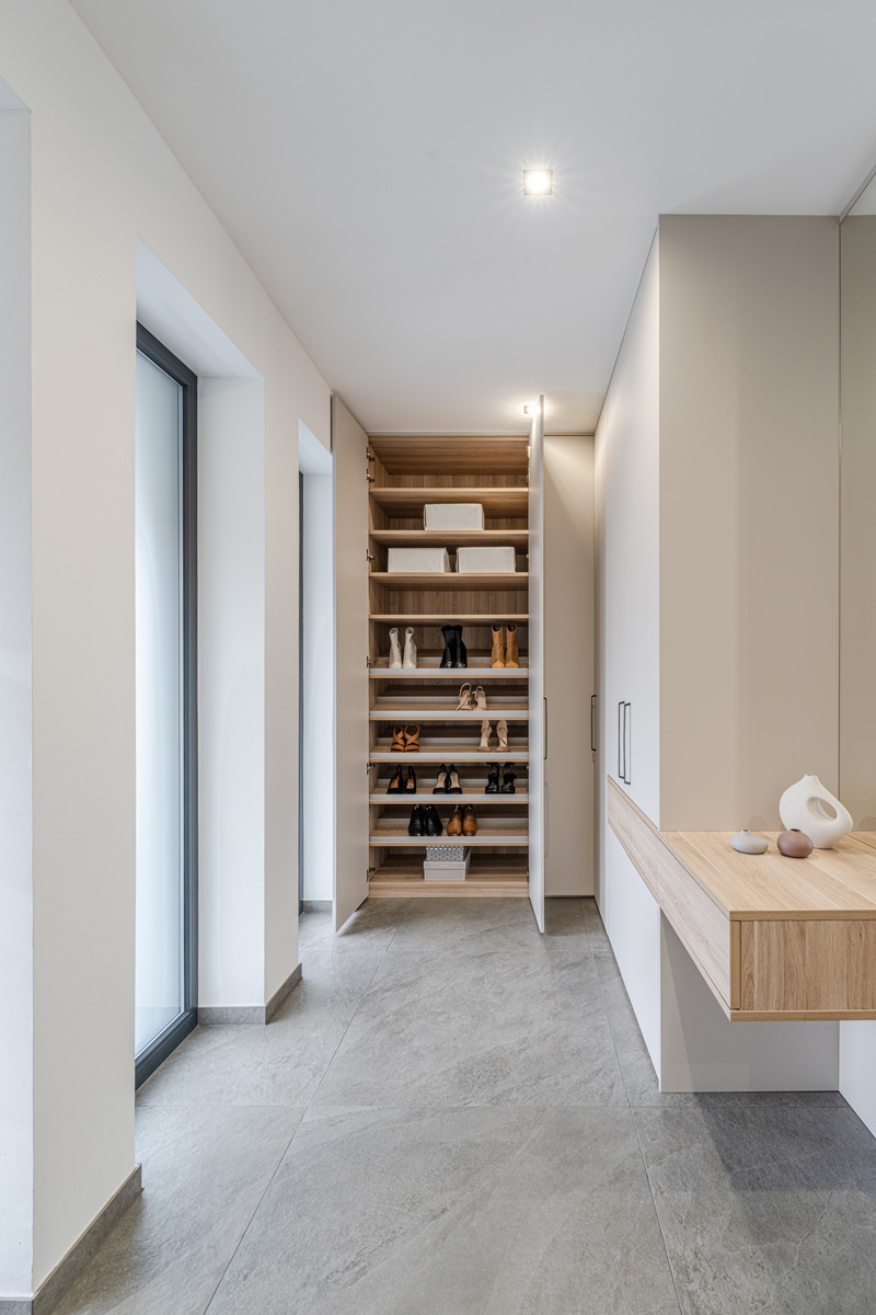 Schrank nach Maß über Eck für den Eingangsbereich