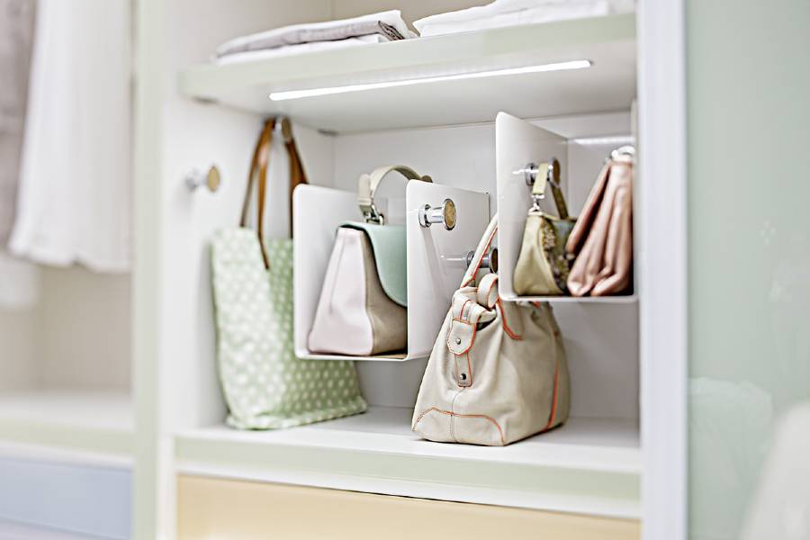Handtaschen ordentlich im Schrank verstauen