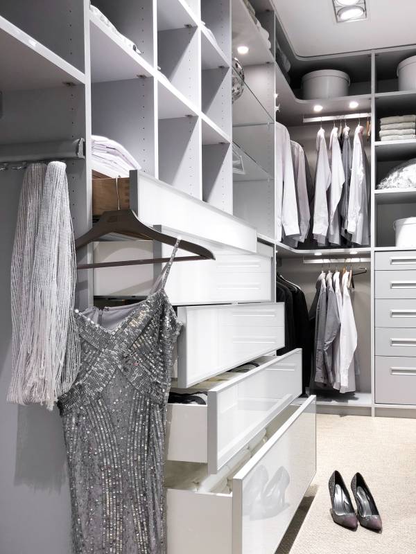 Begehbarer Kleiderschrank auf engstem Raum