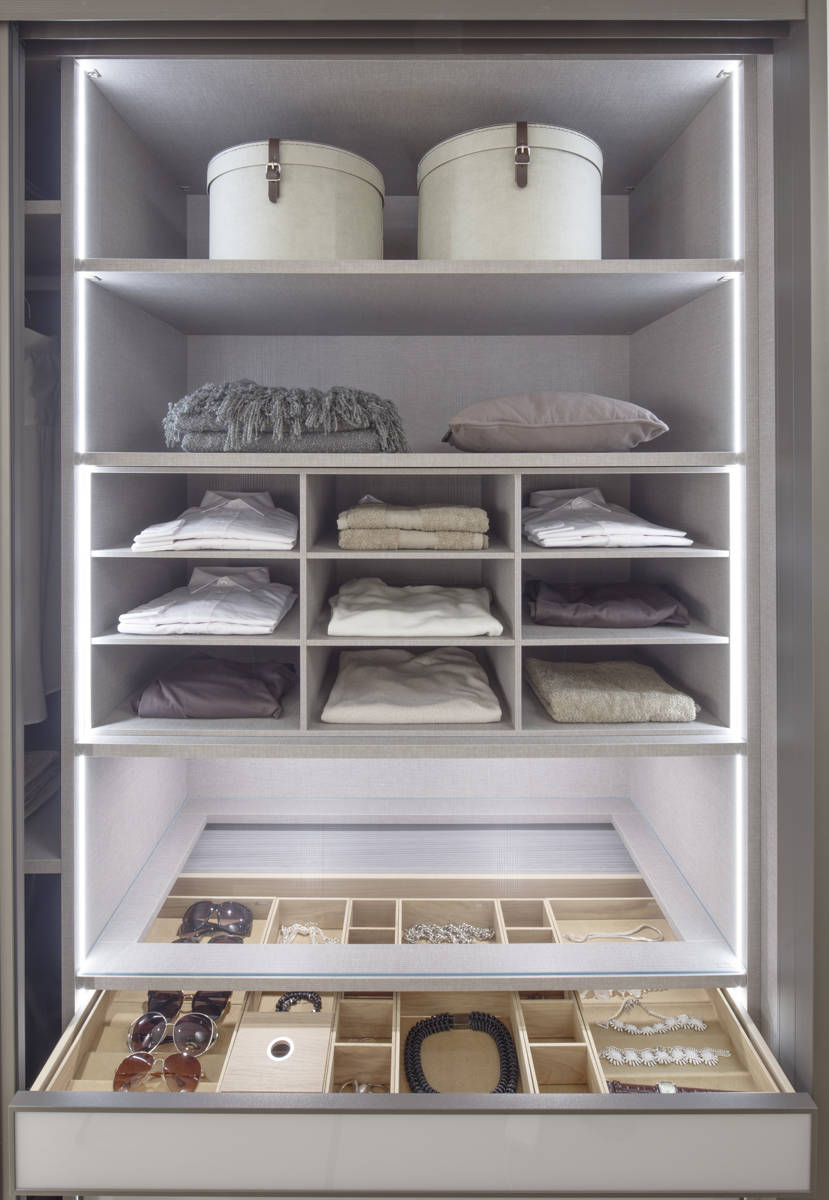 Ausstattung für den Kleiderschrank von CABINET