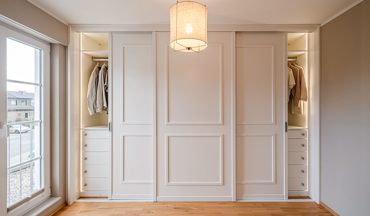 Einbauschrank nach Maß mit Kassettentüren