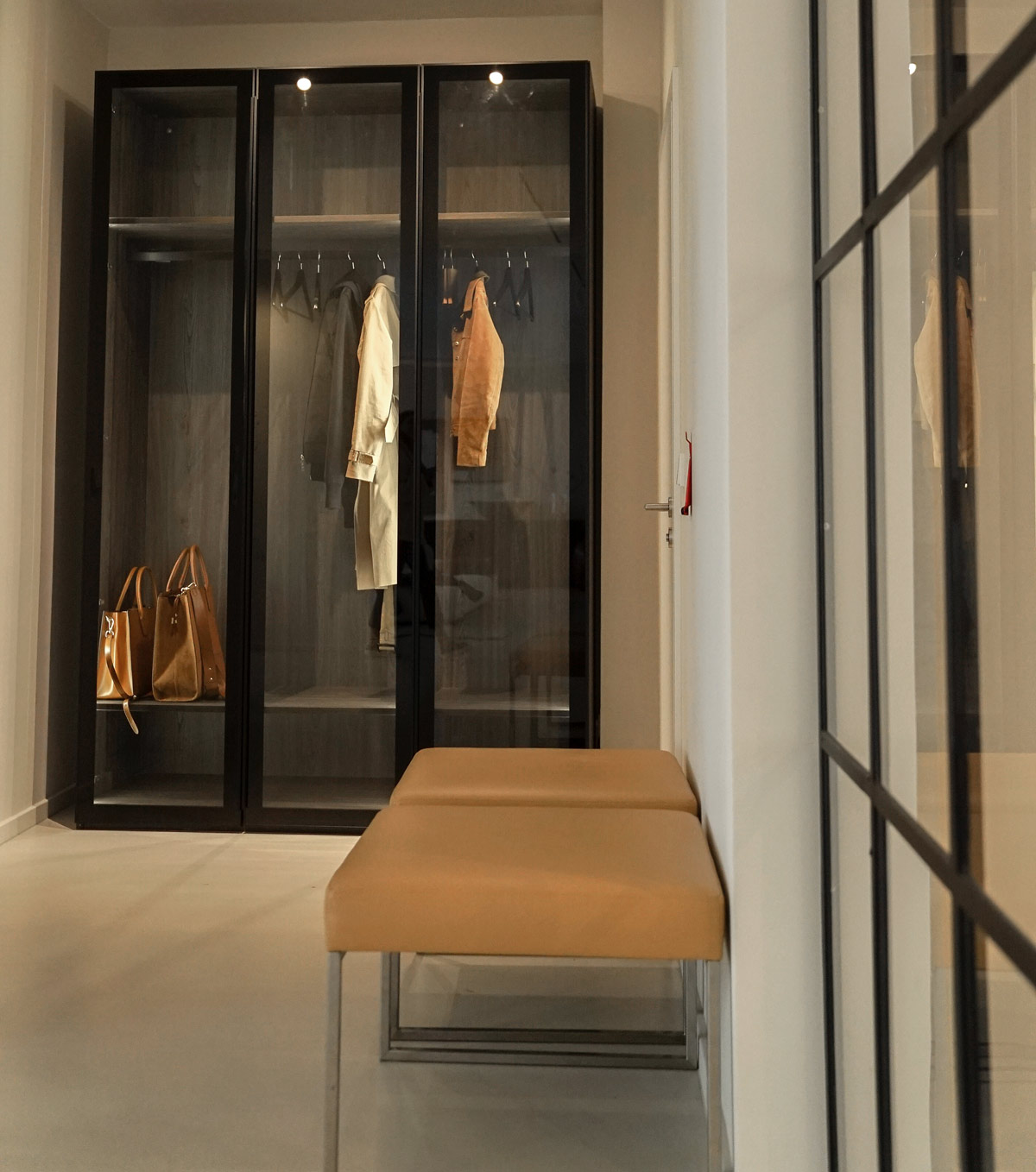Schrank nach Maß als Garderobenschrank mit Glastüren